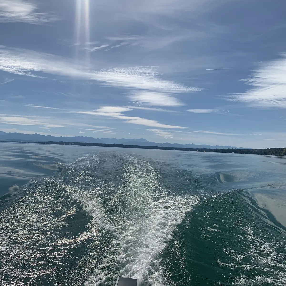 Blick vom Boot über den Starnberger See