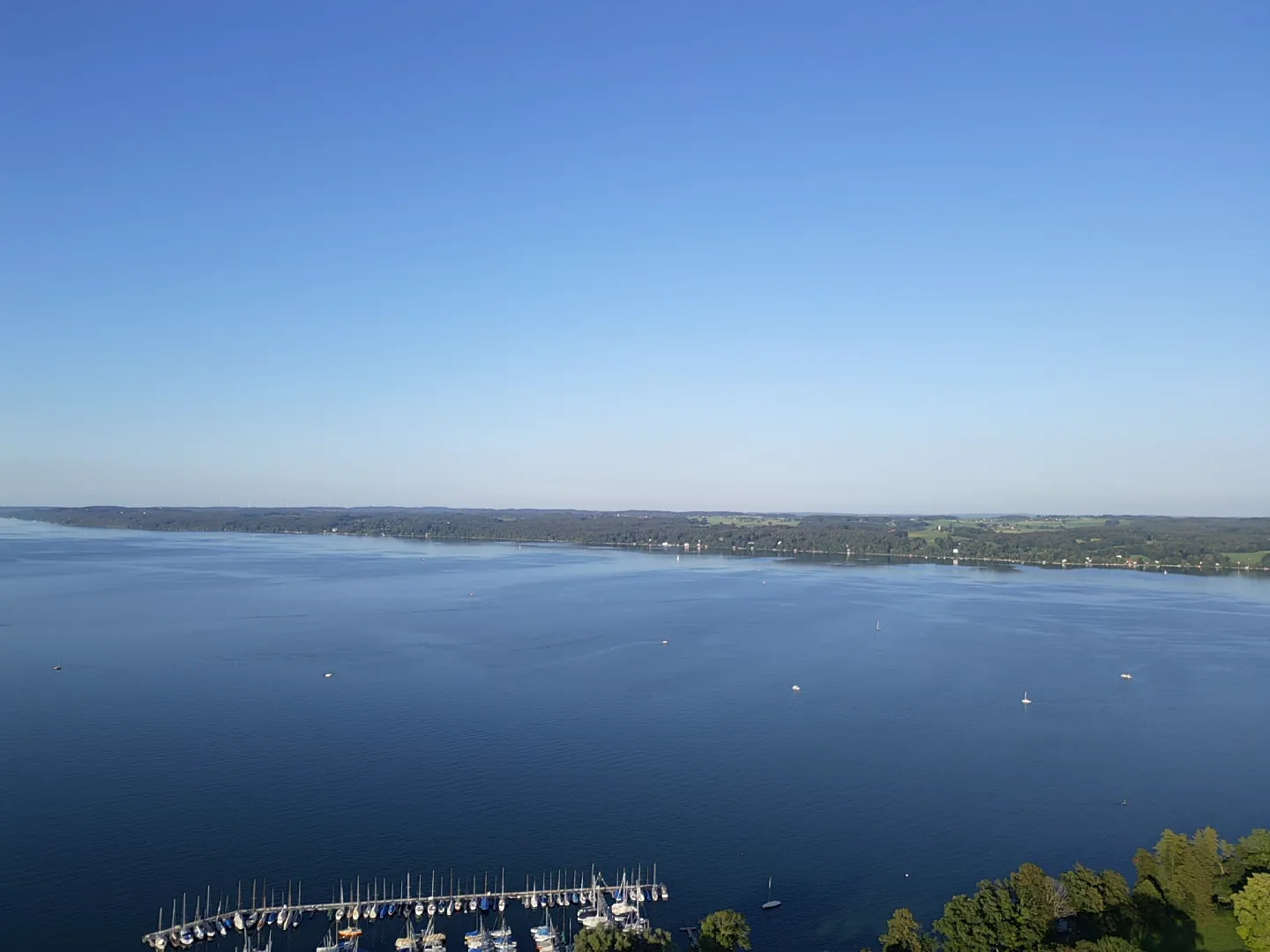 Starnberger See mit Hafen — Umzugskoordination nach dem Immobilienverkauf