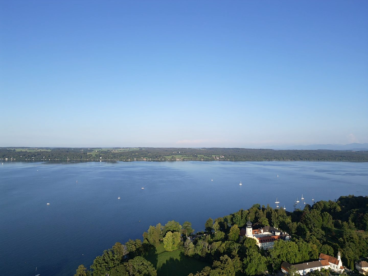 Starnberger See mit Uferbebauung, Luftaufnahme