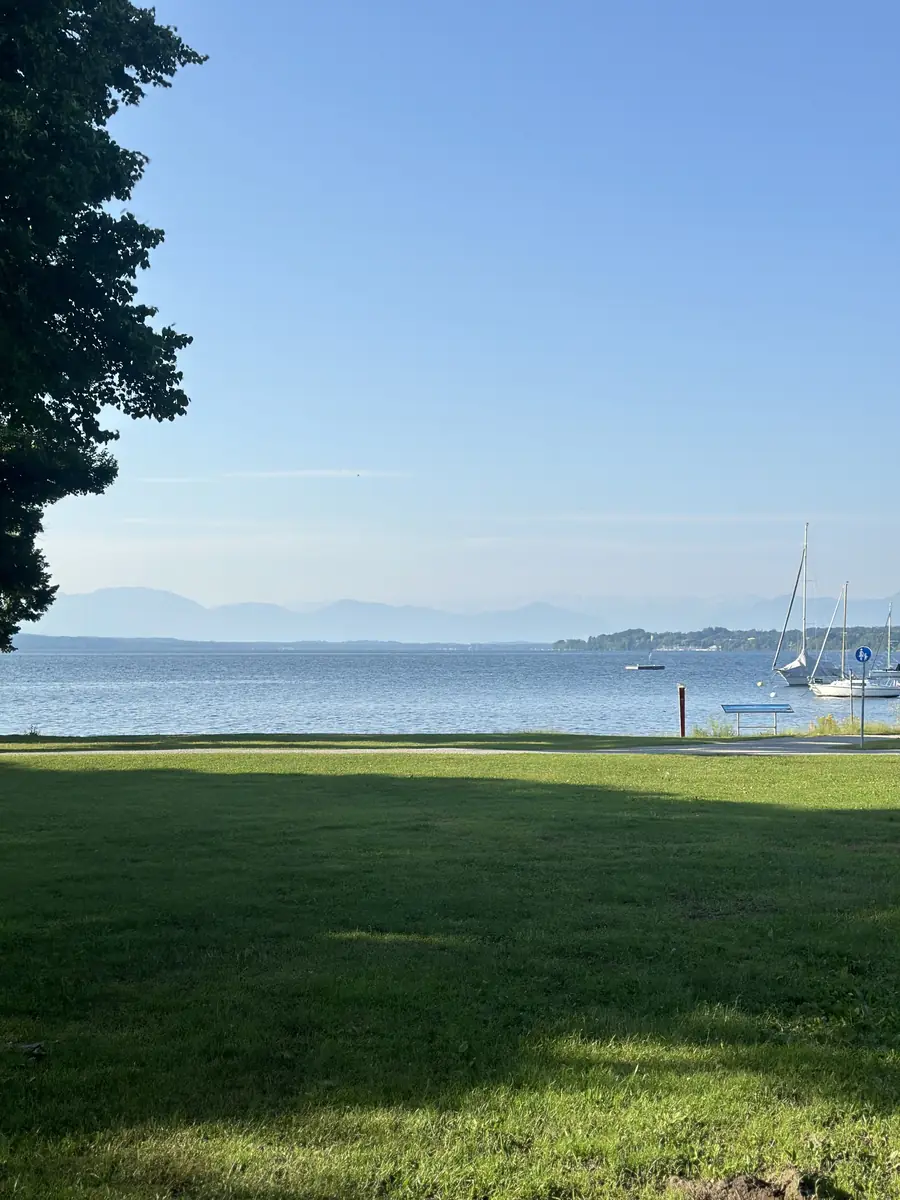 Seeufer mit Wiese und Booten am Starnberger See