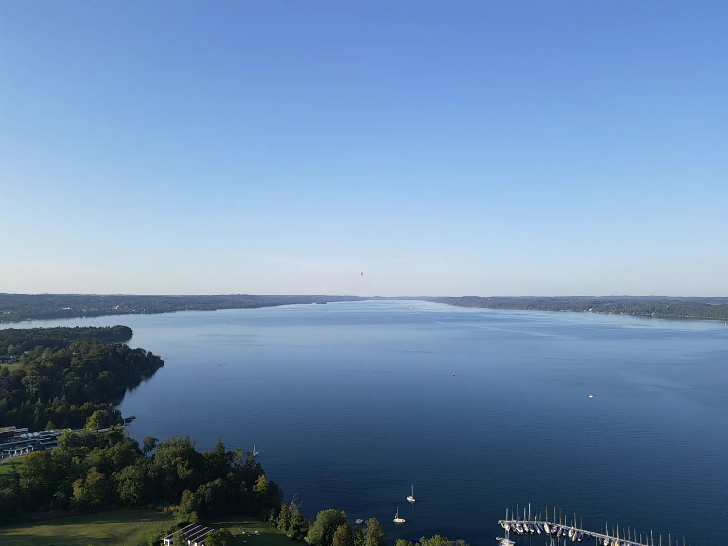 Ufer und Hafen am Starnberger See, Luftaufnahme